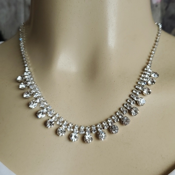 New Vieste Crystal Collection Elegant Necklace - Picture 3 of 7